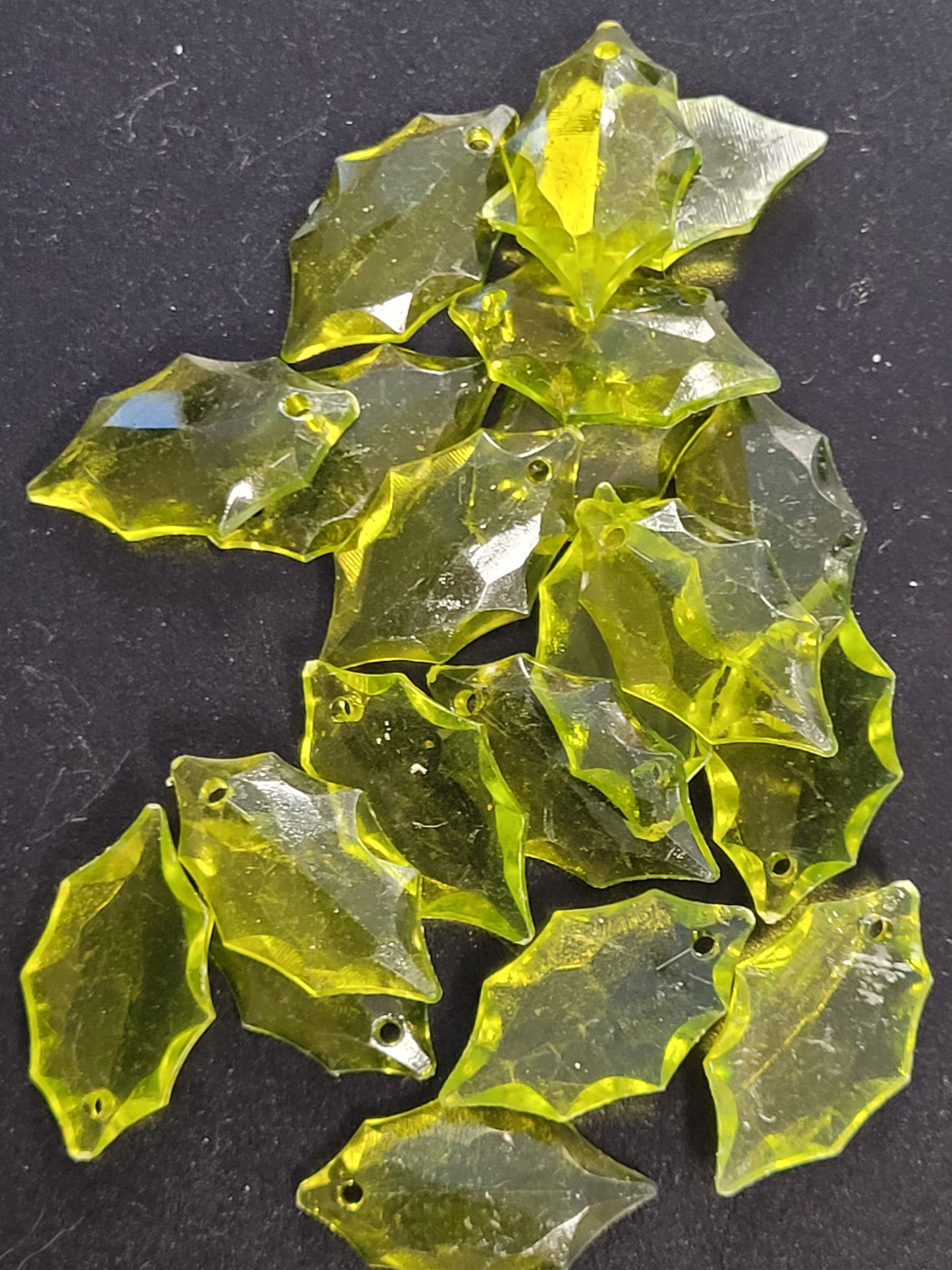 Glass Fancy Leaf Pendant Green