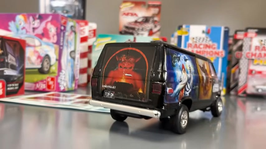 AMT 1974 Chevy Van Dungeons and Dragons 1/25 Scale 1568