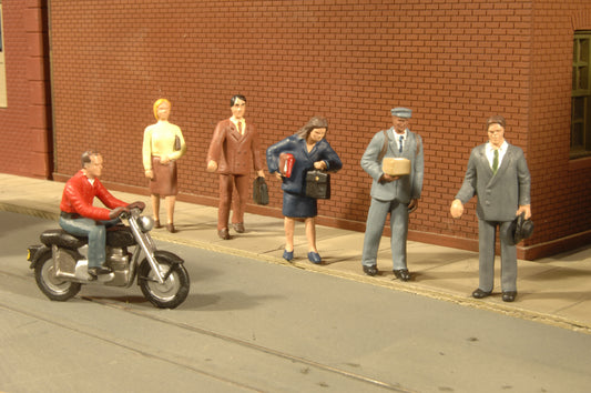 Bachman: Scene Scapes: CITY PEOPLE WITH MOTORCYCLE - HO SCALE