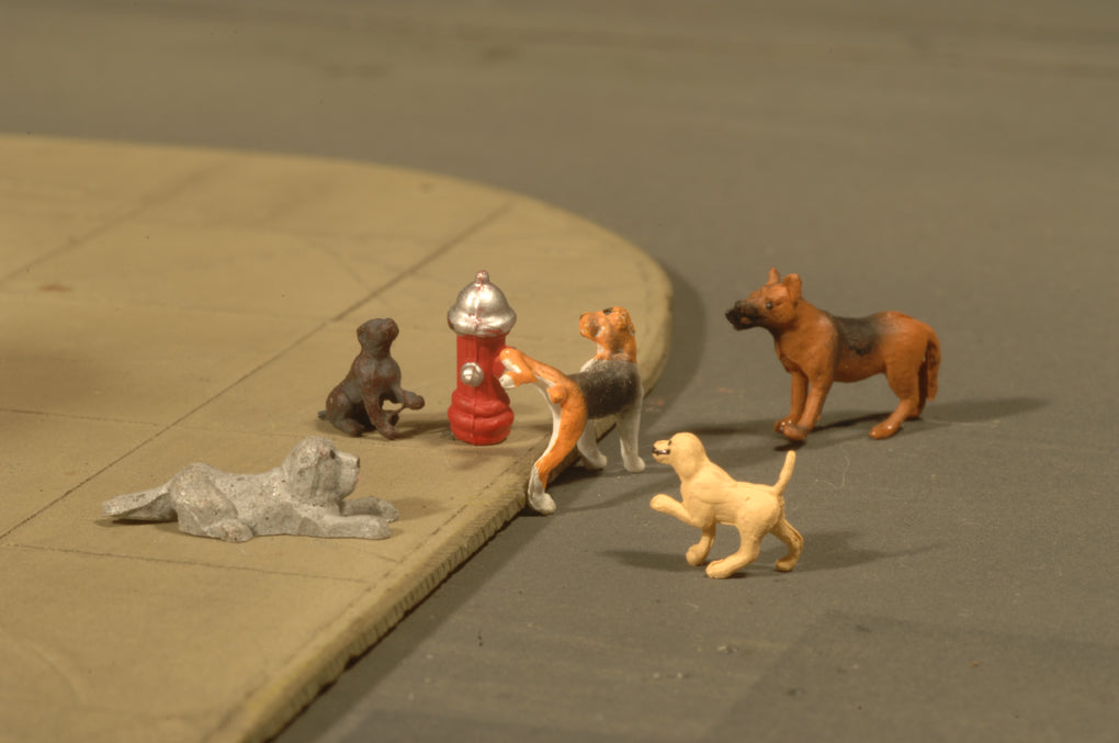 Bachman: Scene Scapes: DOGS WITH FIRE HYDRANT - HO SCALE
