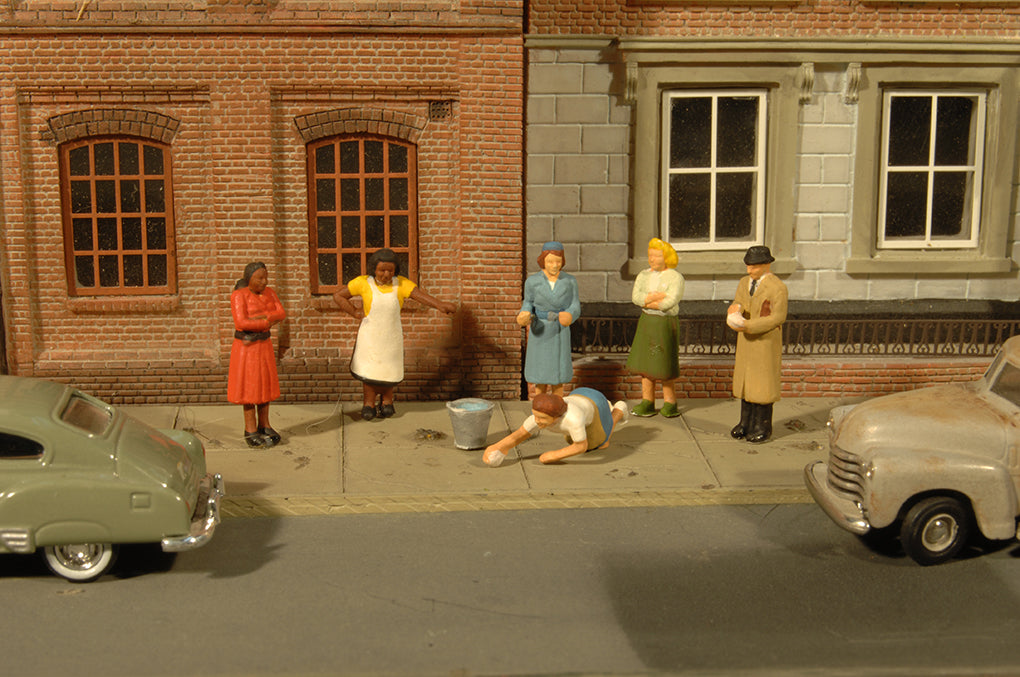 Bachman: Scene Scapes: SIDEWALK PEOPLE - HO SCALE