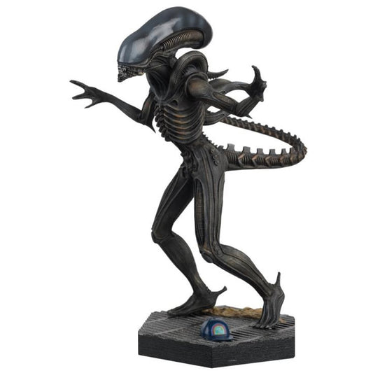 Alien and Predator Collection Xenomorph Drone Figure with Magazine