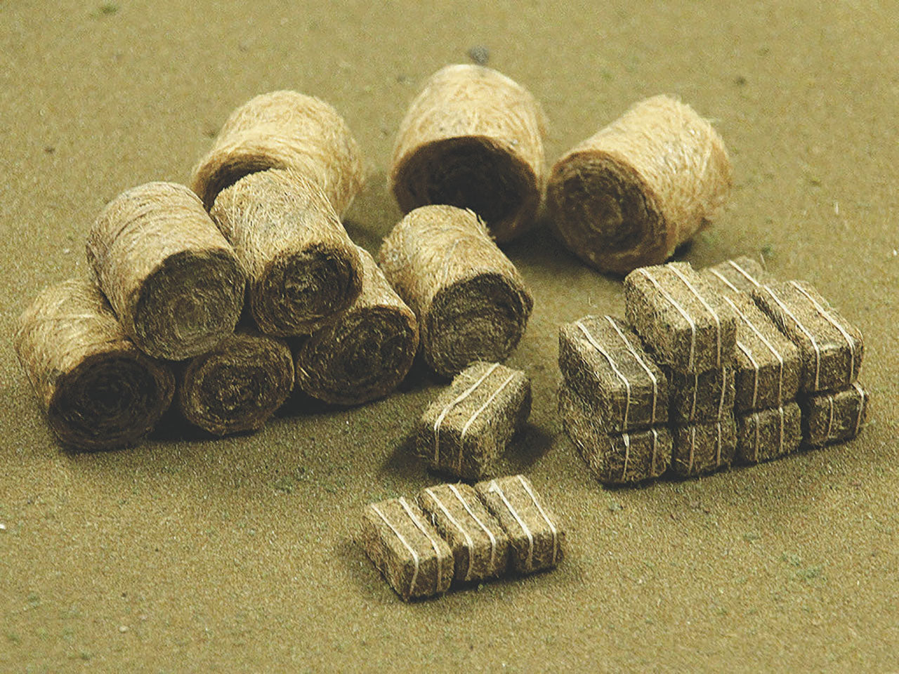 JTT Scenery: All Scale Scenery: HAY BUNDLES (35 PER PACK)